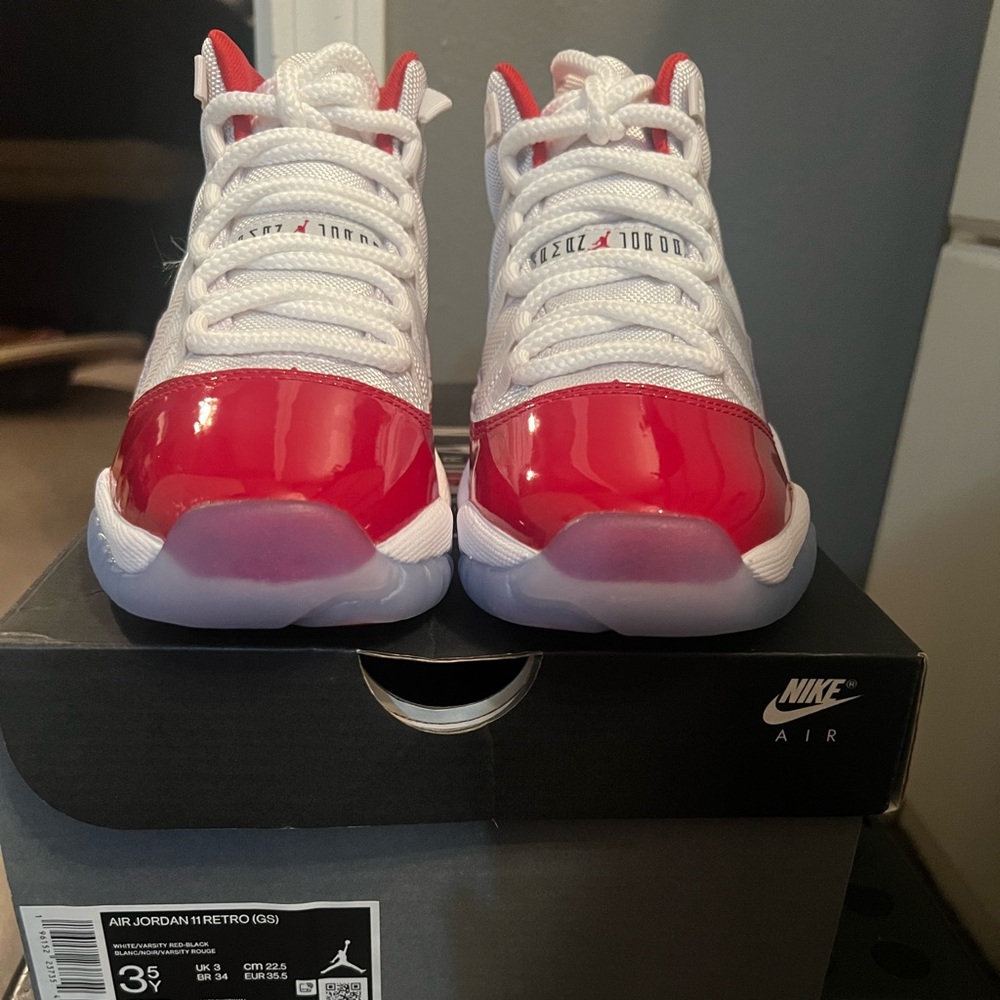 Jordan 11 Retro Mid Cherry size 3.5yr